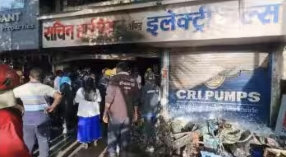 पिंपरी चिंचवडमध्ये एका दुकानाला भीषण आग लागल्याची घटनाएकाच कुटुंबातील चार जणांचा होरपळून मृत्यू