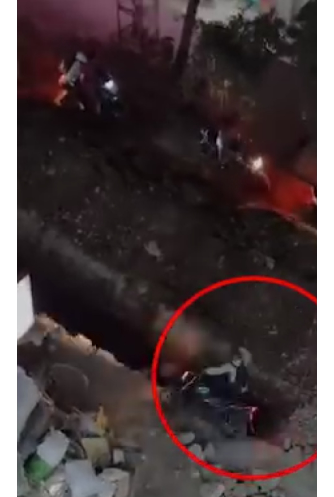 पुण्याच्या नऱ्हे भागात दुचाकी स्वार पडला ड्रेनेजमध्ये