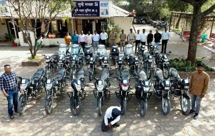 दुचाकी चोरून नंबरप्लेट काढायचा अन् विकायचा; जामिनावर सुटताच पुन्हा तोच प्रताप, अखेर चोरट्याला अटक  टोळक्याने ५ महिन्यात परत २५ दुचाकी चोरल्या