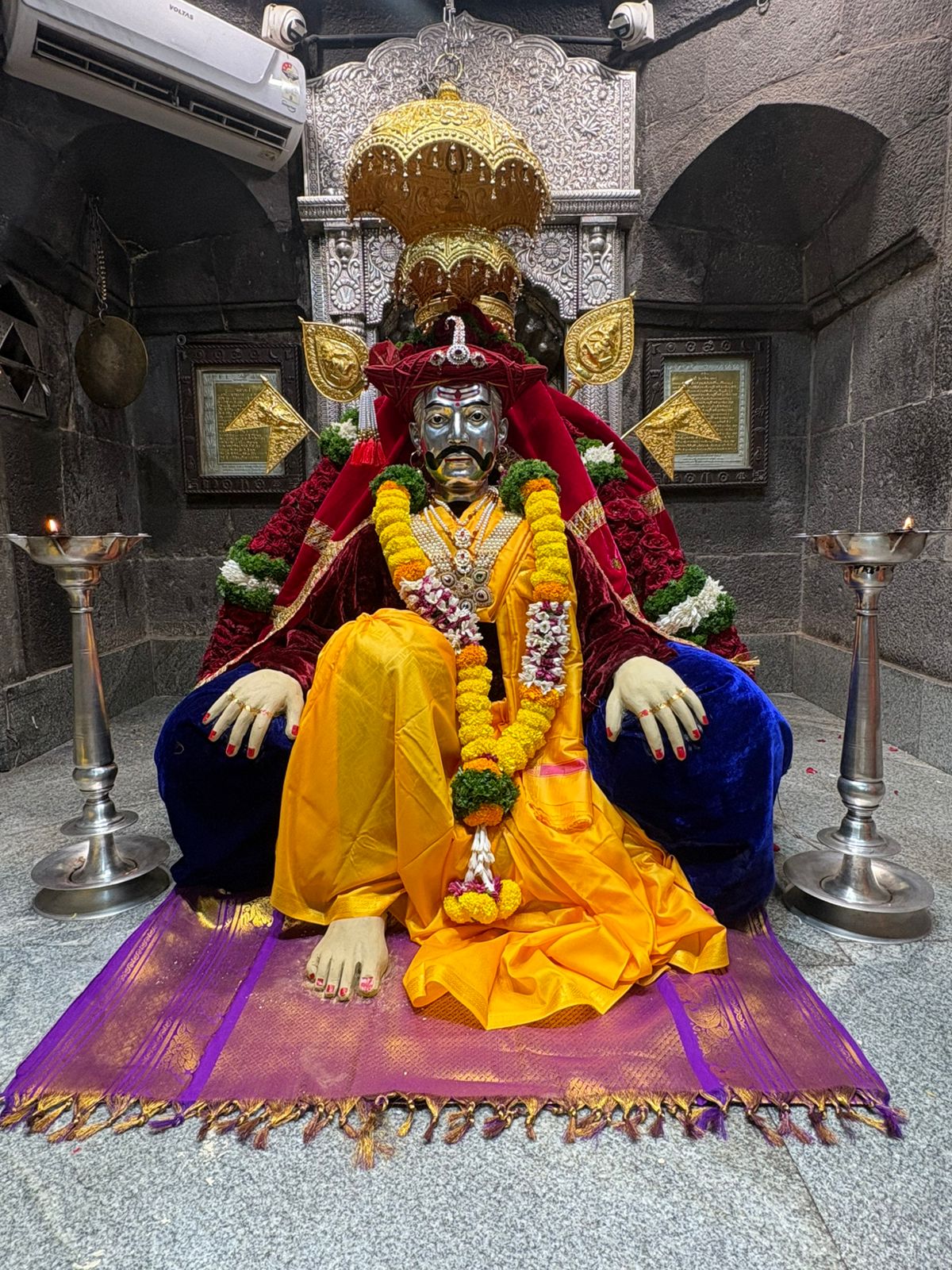 तीर्थक्षेत्र आळंदी येथे माउलींच्या समाधीवर आज,शिंदे सरकार साज साकारण्यात आला