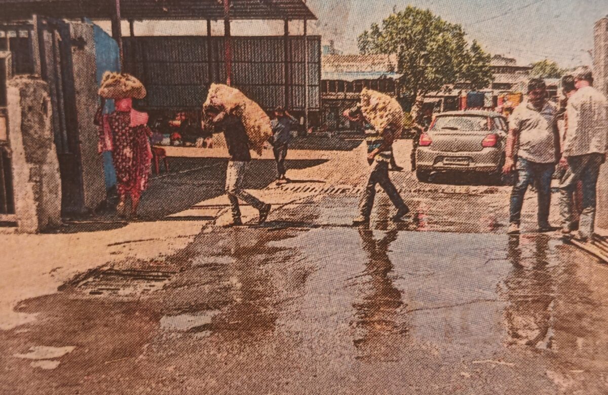 गुलटेकडी मार्केट यार्डात तुंबलेल्या ड्रेनेजमुळे घाण पाण्याचा पूर; दुर्गंधीने त्रस्त बाजार