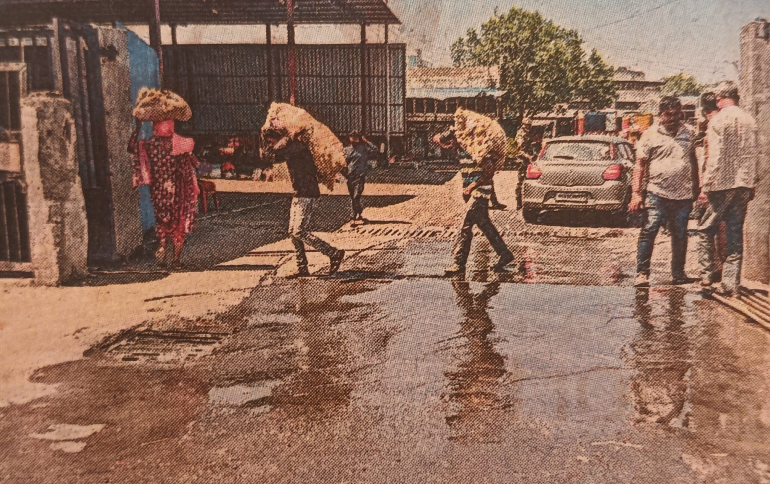 गुलटेकडी मार्केट यार्डात तुंबलेल्या ड्रेनेजमुळे घाण पाण्याचा पूर; दुर्गंधीने त्रस्त बाजार