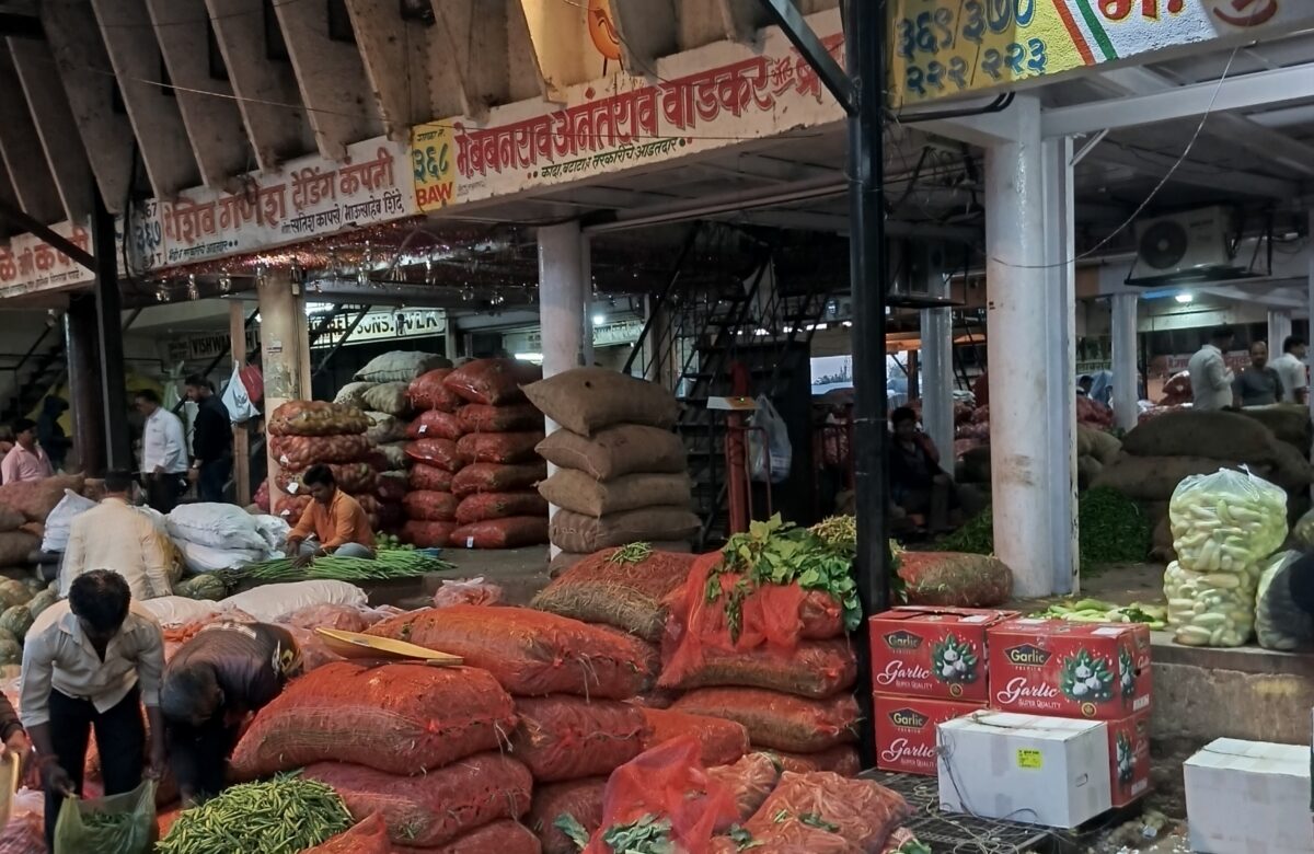 गुलटेकडी मार्केट यार्डमध्ये ग्राहकांची वर्दळ घटली; विक्रीअभावी भाजीपाला शिल्लक 